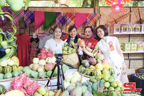 Các đại biểu trải nghiệm livetream bán hàng nông sản.