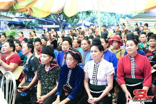 Đông đảo nhân dân dự Ngày hội.