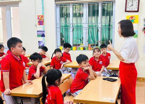Giờ học trong Dự án cha mẹ cùng thầy cô lên lớp tại Trường Tiểu học Lê Văn Tám, phường Minh Xuân.