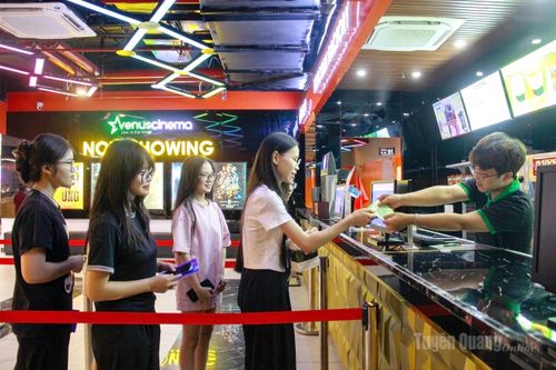 Các em học sinh háo hức mua vé tại rạp phim Venus cinema Hà Giang.