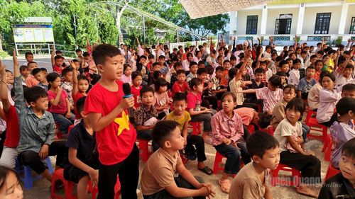 Học sinh Trường PTDTBT Tiểu học và THCS Ngàm Đăng Vài, xã Hoàng Su Phì thảo luận về kỹ năng phòng chống mua bán người.