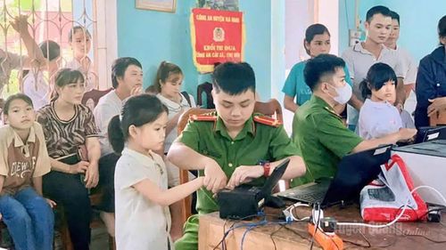 Công an xã Tùng Bá cấp thẻ căn cước và tài khoản định danh điện tử mức độ 2 phục vụ việc tạo học bạ số cho trẻ em từ 6 tuổi trở lên.