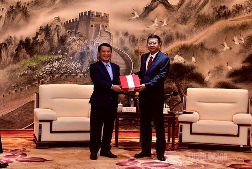 Lãnh đạo châu Văn Sơn tặng quà Bí thư Tỉnh ủy Hầu A Lềnh.