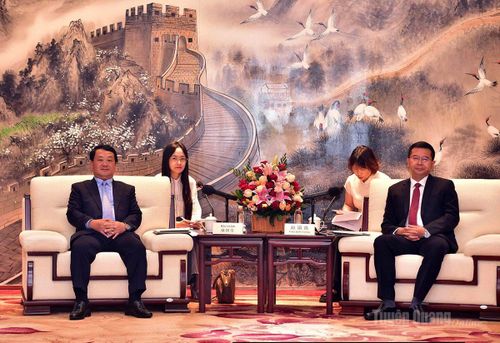 Bí thư Tỉnh ủy Hầu A Lềnh gặp gỡ Bí thư Châu ủy Văn Sơn, Triệu Quốc Lương.