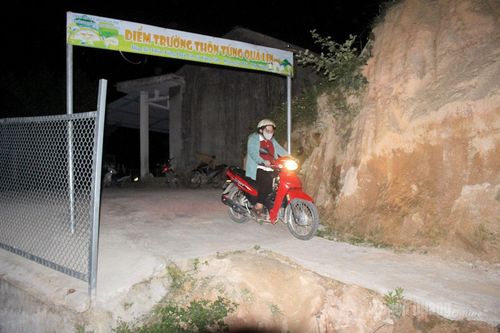 Kết thúc buổi học đêm, cô Lan rời điểm trường thôn Túng Quá Lìn khi núi rừng đã chìm trong tĩnh lặng, khép lại một ngày gieo con chữ đến với người dân vùng cao còn nhiều khó khăn này.