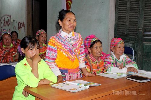 Học viên phát biểu ý kiến trong giờ học Tiếng Việt.