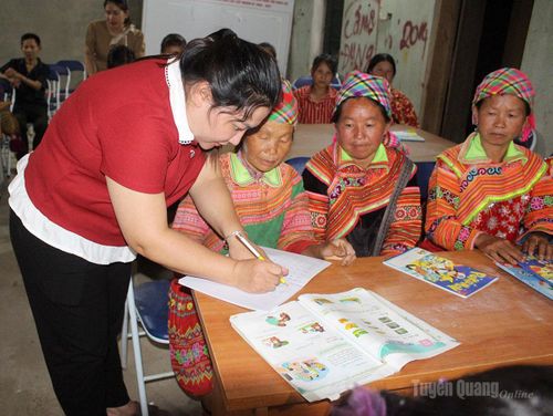Đa số học viên của lớp học đều là người đã lớn tuổi mới được tiếp cận tiếng phổ thông nên khi truyền đạt gặp rất nhiều khó khăn trong phát âm, cách viết.