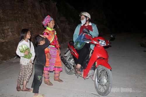 Chẳng ai bảo ai, những bó rau, quả bí được người dân gửi tặng cô giáo như lời cảm ơn mộc mạc vào những buổi tối miệt mài gieo con chữ nơi bản vùng cao.