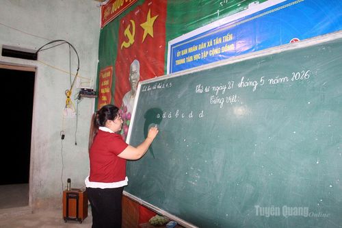 Gần 10 năm đứng lớp, nhưng đây là lần đầu tiên cô giáo Nguyễn Thị Lan dạy một lớp học toàn những “học sinh lớn tuổi”. Ban ngày, cô dạy học sinh tại trường chính, chiều tối lại chuẩn bị giáo án để dạy chữ cho các cô, các bác.