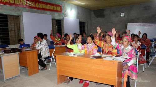 Phần lớn học viên làm nông, đang mùa thu hoạch nên sĩ số đến lớp cũng có hôm bớt, hôm đủ. Thầy cô phải điều chỉnh bài giảng linh hoạt để ai cũng theo kịp.