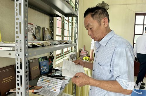 Ngoài học sinh, người cao tuổi cũng tìm đến thư viện cộng đồng để đọc sách, báo.