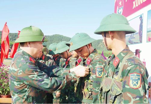  Tặng hoa chiến sĩ bắn đạt điểm giỏi