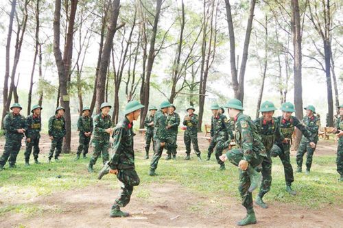  Tham gia trò chơi trên thao trường sau giờ nghỉ giải lao