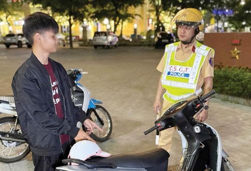 Trường hợp thanh, thiếu niên vi phạm pháp luật trên đường phố bị lực lượng công an phát hiện và xử lý