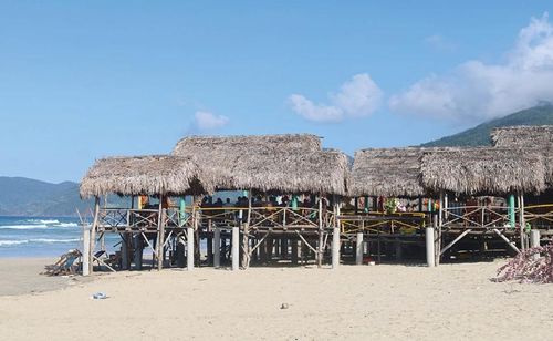 Cọc bê tông của các nhà hàng, quán biển ở bãi biển Lăng Cô đóng sâu xuống nền cát
