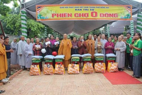 Phiên chợ 0 đồng với 300 phần quà trao tặng bà con khó khăn
