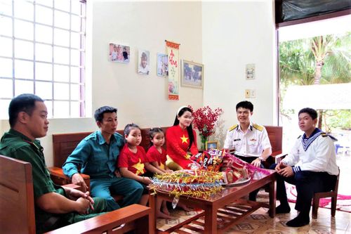 Dù còn gặp nhiều khó khăn về điều kiện cơ sở vật chất, thời tiết và khoảng cách địa lý, song công tác chuẩn bị cho ngày Quốc tế Thiếu nhi tại đặc khu Trường Sa vẫn được triển khai chu đáo, thể hiện sự quan tâm sâu sắc của cấp ủy, chỉ huy các đơn vị đối với đời sống tinh thần của người dân và cán bộ, chiến sĩ trên đảo.
