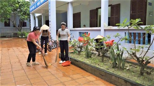 Tại một số đảo, cán bộ, chiến sĩ cùng các gia đình dọn dẹp cảnh quan, trang trí hội trường, chuẩn bị chu đáo cho ngày hội tuổi thơ nơi đảo xa.