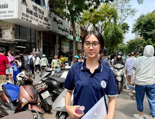 Thí sinh Thùy Linh - Trường THCS Giảng Võ, vui vẻ chia sẻ đề thi đúng nội dung đã ôn tập.