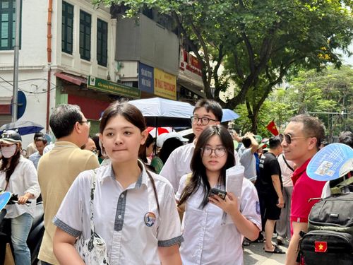 Thí sinh vội vàng rời phòng thi sau khi kết thúc bài thi.