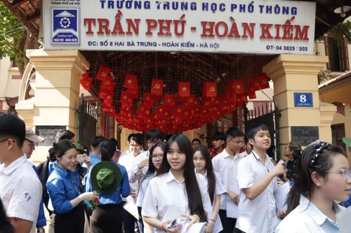 Thí sinh tại điểm thi Trường THPT Trần Phú - Hoàn Kiếm vui vẻ rời phòng thi sau khi kết thúc môn Tiếng Anh.
