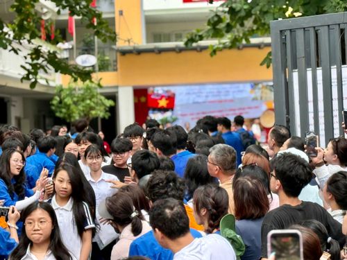 Phụ huynh đứng đón thí sinh tại cổng trường sau khi kết thúc giờ thi.