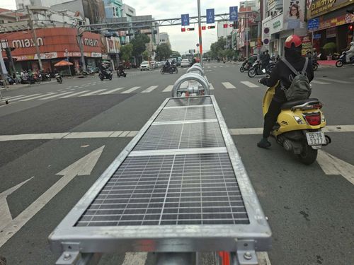 Dải phân cách tự động sử dụng năng lượng mặt trời trên đường Cộng Hòa, đoạn giao Tân Kỳ Tân Quý.