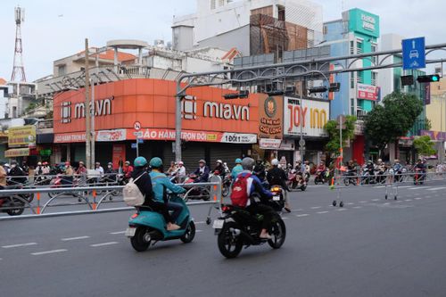 Hệ thống dải phân cách tự động sử dụng năng lượng mặt trời đang được TP.HCM thử nghiệm trên đường Cộng Hòa.