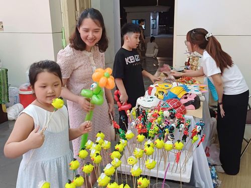 Em nhỏ chọn đồi chơi tò he.