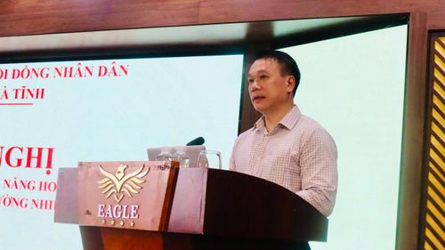 Chánh Văn phòng Đoàn ĐBQH và HĐND tỉnh Nguyễn Huy Hùng phát biểu tại lớp tập huấn
