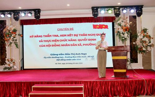 Trưởng Ban Văn hóa – Xã hội HĐND tỉnh Đào Thị Anh Nga truyền đạt chuyên đề