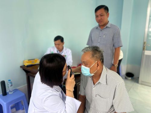 Các bác sĩ khám mắt miễn phí cho người dân. Ảnh: Ngô Trọng Linh