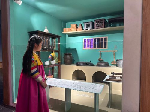Thử mặc trang phục truyền thống Hanbok và tìm hiểu văn hóa Hàn Quốc. Ảnh: BTDTHVN