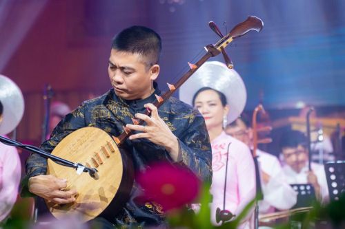 NSND Cồ Huy Hùng biểu diễn trong đêm hòa nhạc.