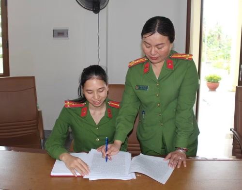 Thượng tá Đàm Thị Hiền, Phó Giám thị Trại giam Xuân Nguyên (bên phải) hướng dẫn cán bộ rà soát các mặt công tác chuẩn bị cho ngày đặc xá.