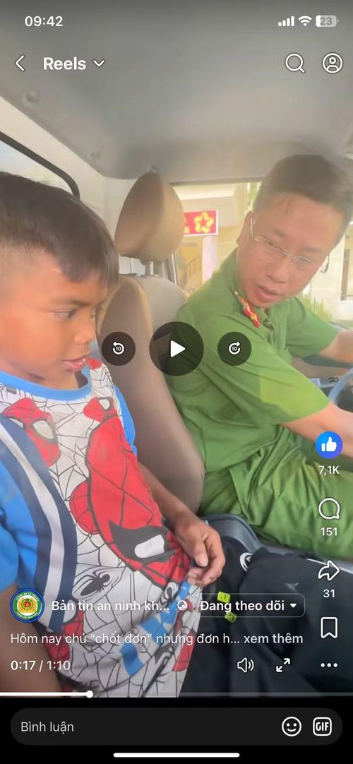 Video "chốt đơn" mua dép, quần áo cho cậu bé đi chân đất đến Công an xã Kbang làm căn cước lan tỏa yêu thương cũng được sự tương tác lớn của cộng đồng mạng.