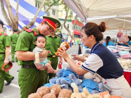 Đông đảo sinh viên Học viện Cảnh sát nhân dân tham gia chương trình hỗ trợ phát quà miễn phí cho các bệnh nhi sáng 30/5.