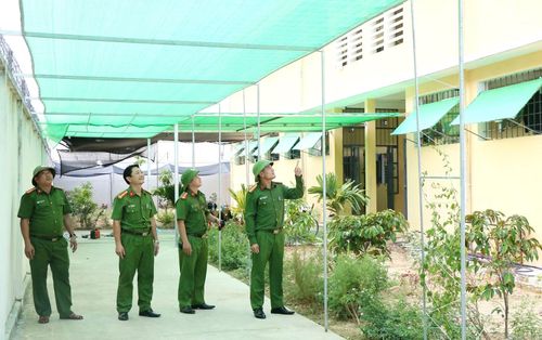 Trại tạm giam Công an Hà Tĩnh lắp đặt hệ thống lưới che chống nóng tại các khoảng sân.