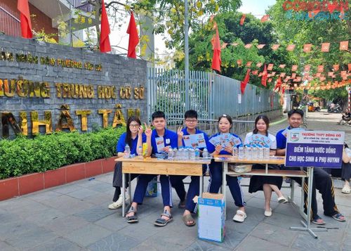Phụ huynh được phục vụ nước uống. 