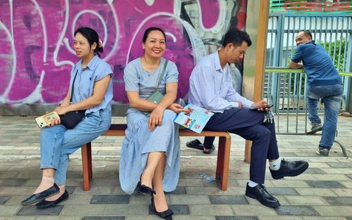 Một nụ cười tươi của cha mẹ học sinh là sự an tâm lớn nhất cho sự học của con cái.