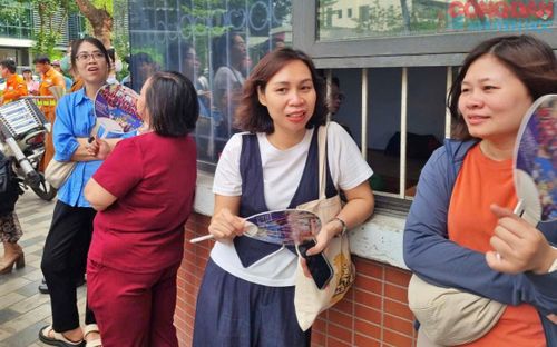Dõi theo từng bước chân con vào phòng thi.