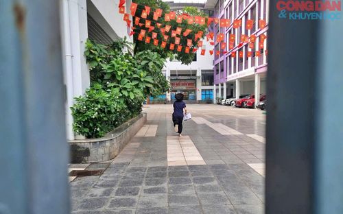 Chạy vào phòng thi, sợ là muộn mất trước cổng trường THPT.