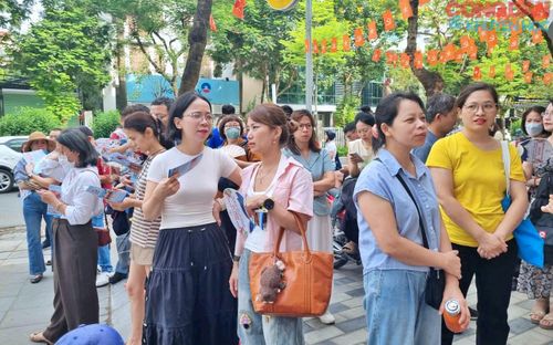 Thế hệ những người mẹ có con chớm tuổi trưởng thành tại Hà Nội.