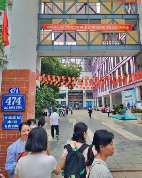 Cổng trường mơ ước của con và mẹ.
