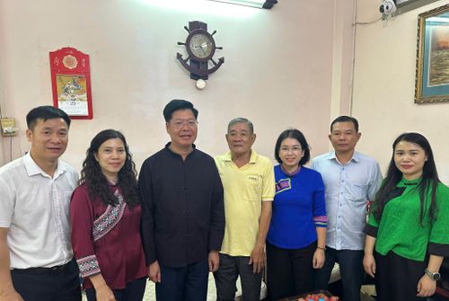 Đoàn công tác cùng ông Hoàng Đình Tuấn (áo vàng) con trai đồng chí Hoàng Đình Giong.