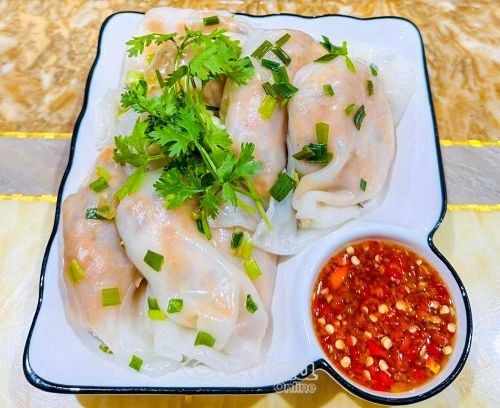 Bánh củ cải ăn kèm với rau và nước mắm chua ngọt.