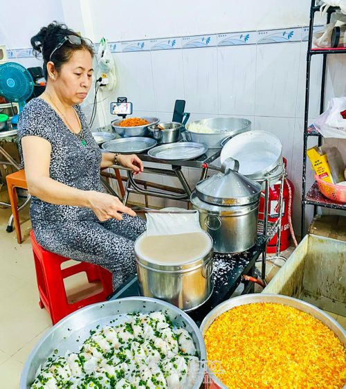 Công đoạn tráng vỏ bánh củ cải tại quán Thiên Lý, phường Bạc Liêu.
