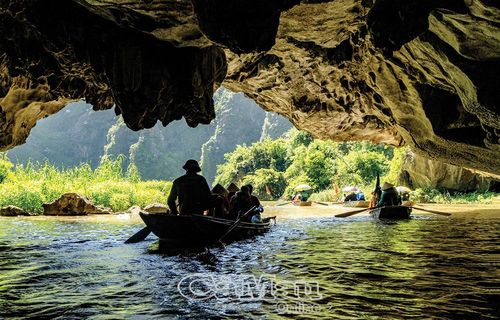 Xuyên Thủy Ðộng nằm sâu trong khu vực Bích Ðộng với vòm đá tự nhiên, mang đến vẻ đẹp kỳ ảo, hữu tình.