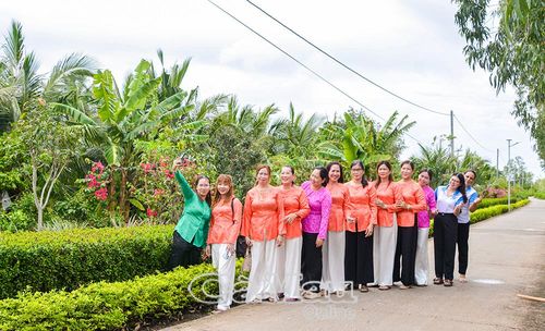 Hội viên phụ nữ xã Tân Ân góp phần xây dựng cảnh quan nông thôn văn minh.