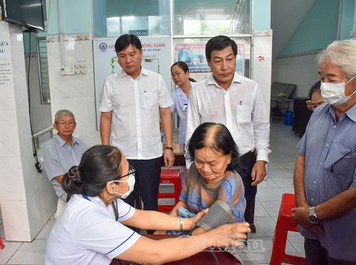 Giám đốc Sở Y tế Nguyễn Chí Thanh và Chủ tịch UBND phường Bạc Liêu Lê Việt Xô theo dõi công tác khám sức khỏe cho bà con tại Trạm Y tế phường, ngay sau lễ phát động.